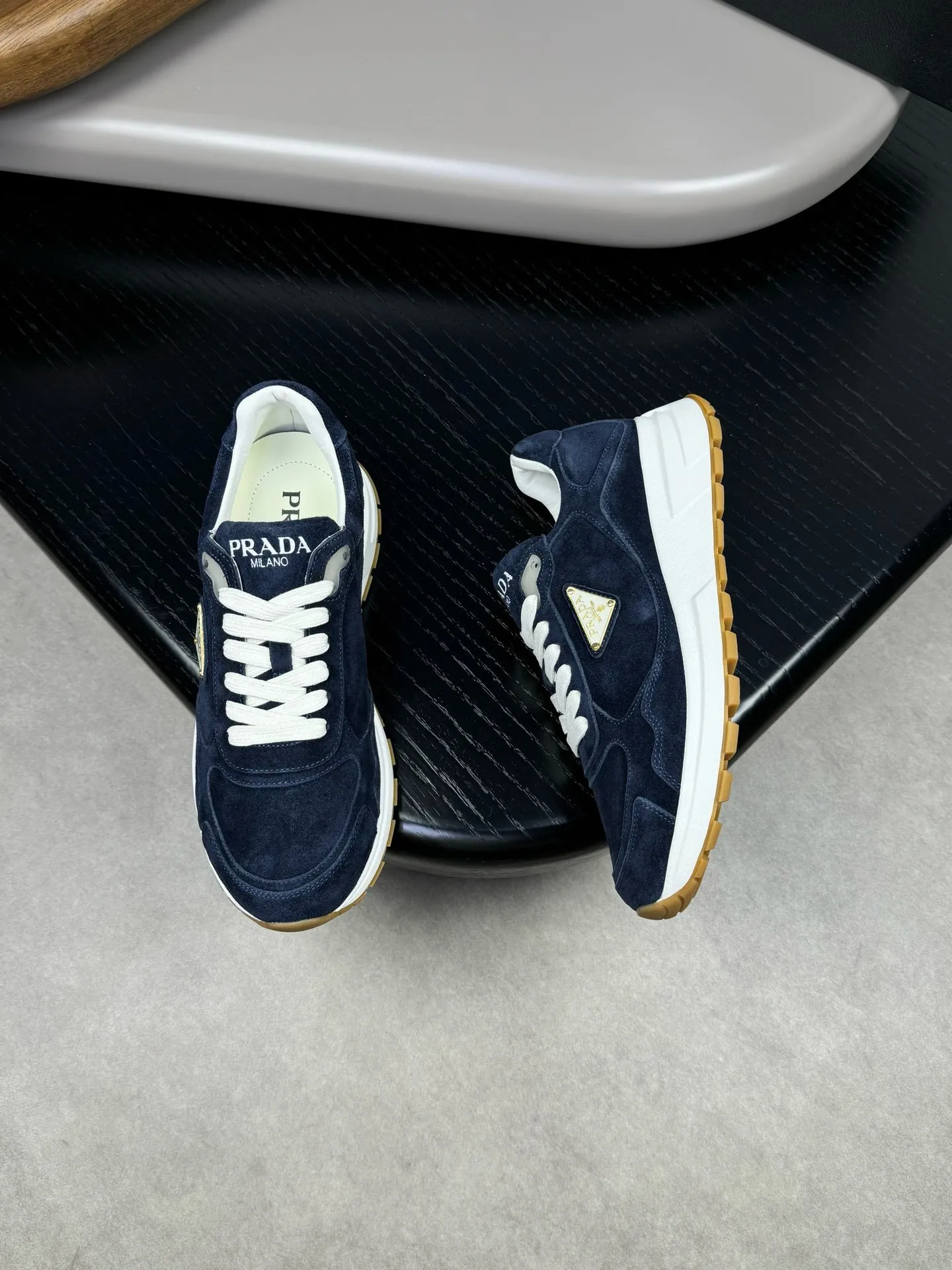 Batch 420, Prad* Prada's new men's thick-soled leather sports and casual shoes are made of imported high-value suede cowhide, combining elegant style and innovative design. The outer side is decorated with an enameled metal triangle logo, and the 4.5cm concave and convex rubber thick sole is full of modern style. The Prada letter logo is decorated on the heel and tongue, all of which illustrate the brand style. , soft, light, comfortable and durable on the feet! 38-44
